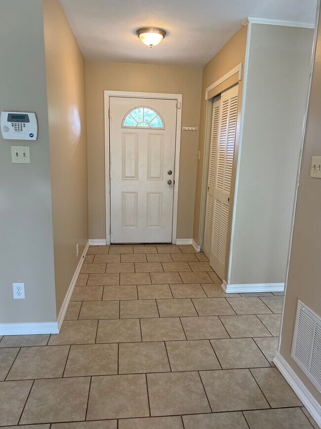 Foto del edificio - 804 Meadowbrook St