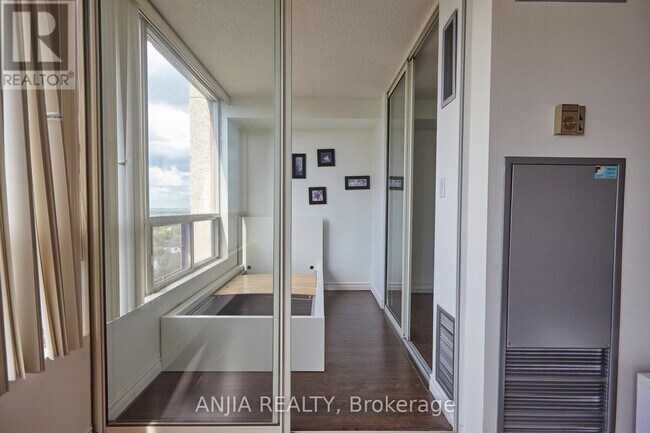 Photo du bâtiment - 5765-5765 Yonge St