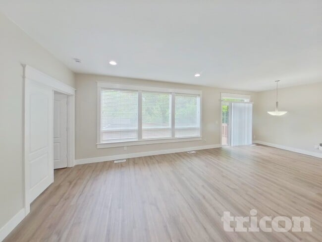 Building Photo - 15135 SW Tanner Ln