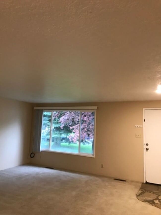 Building Photo - 204 Crestview Dr