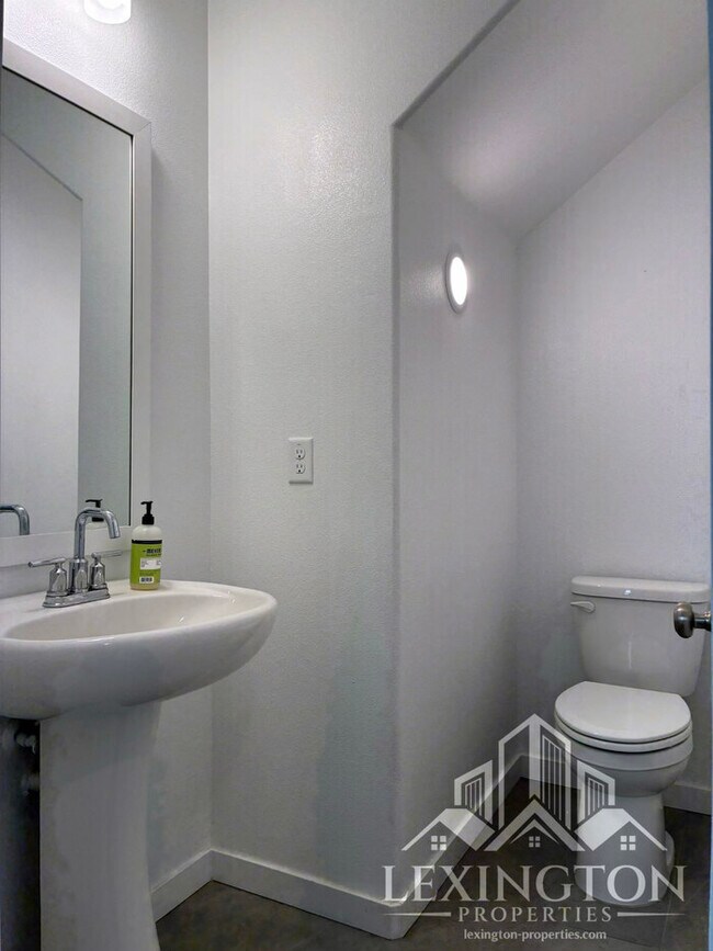 Building Photo - Beautiful Modern, 3BD/2.5BA Home in Rancho...
