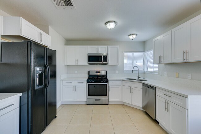 Building Photo - 4 BEDROOM, UPDATED SINGLE STORY HOME, NO HOA