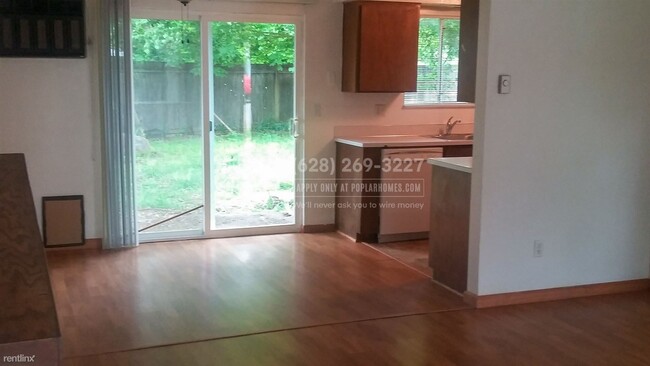 Building Photo - 2 br, 1.5 bath House - 864 N. Cloverleaf L...