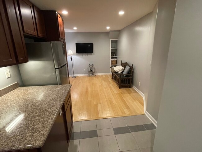 Walk in view - 4844 Daisy St