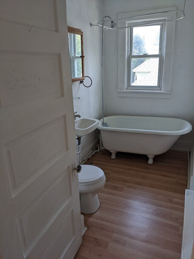 Full Bath - 517 N 21st St