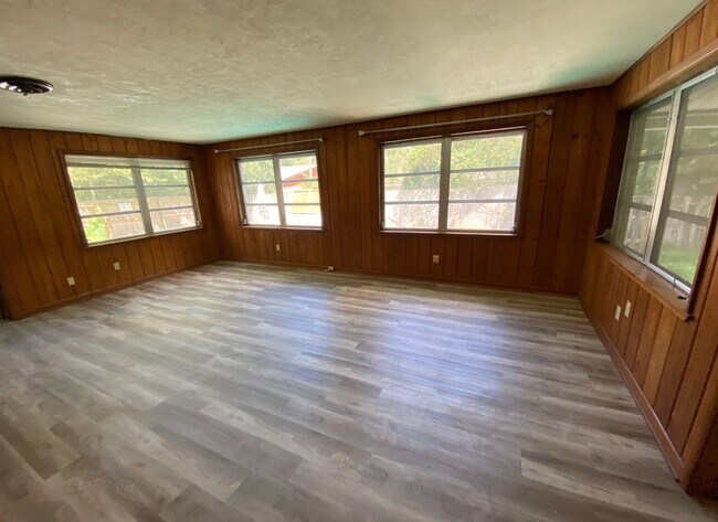 Foto del edificio - 4/3.5 with Pool Home Located in NW Central...