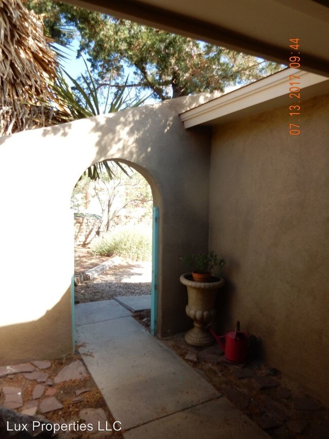Building Photo - 500 Rincon de Romos Dr SE
