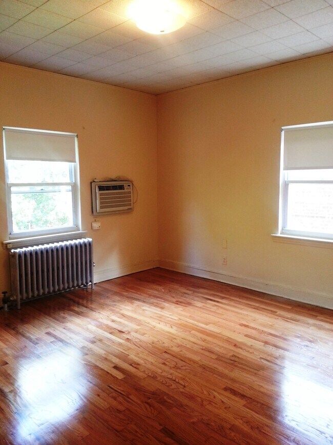 Building Photo - Spacious 2bed/1bath w/outdoor space!