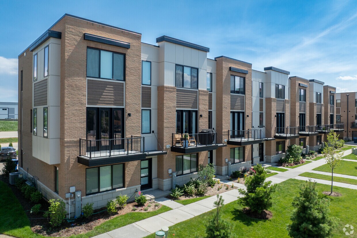 Foto principal - Townhomes at Pointe Drive