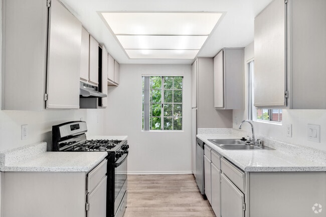 2BR, 2BA - 939SF - Kitchen - Club Royale Apartments