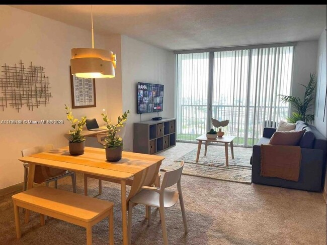 Foto del edificio - 1750 N Bayshore Dr