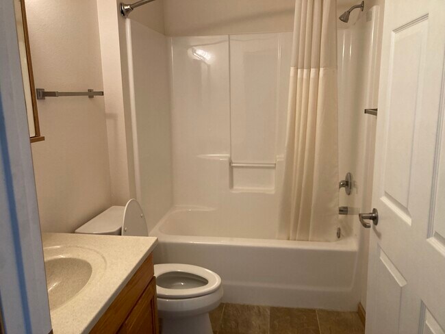 Foto del edificio - 4 Weaver Dr