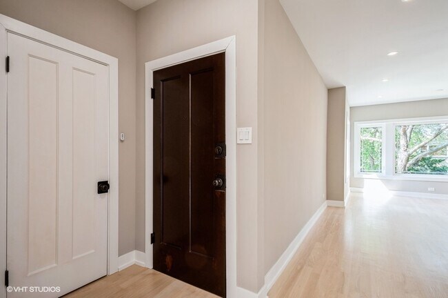 Foyer - 5637 N Talman Ave