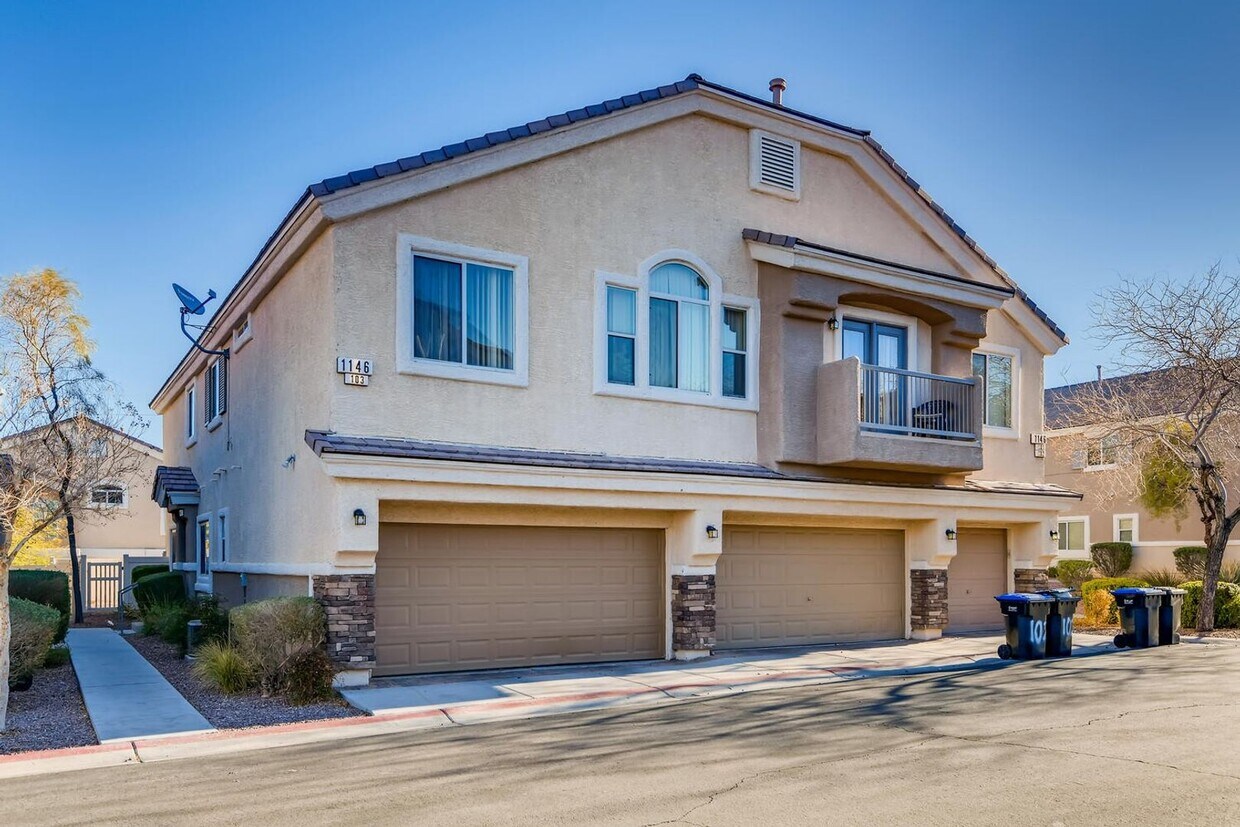 Primary Photo - 3 Bedroom Townhome in Gated Henderson Comm...