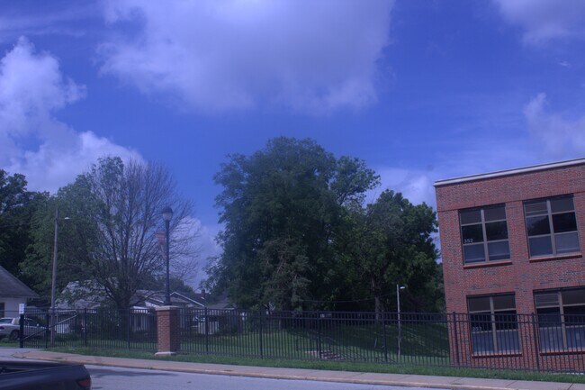 Foto del edificio - 9071 Tudor Ave