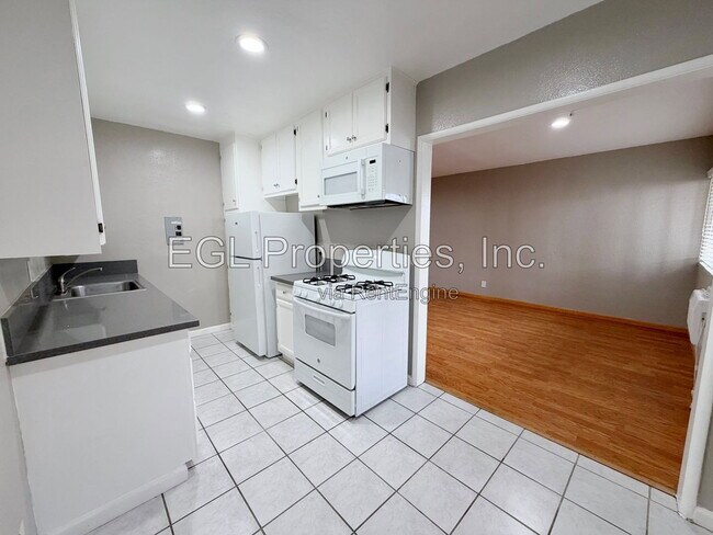 Building Photo - 1555 N Bronson Ave