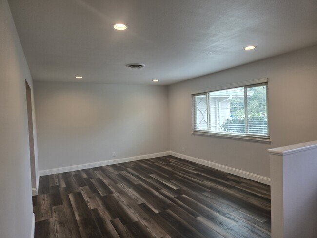 Building Photo - 7990 Glenbar Way