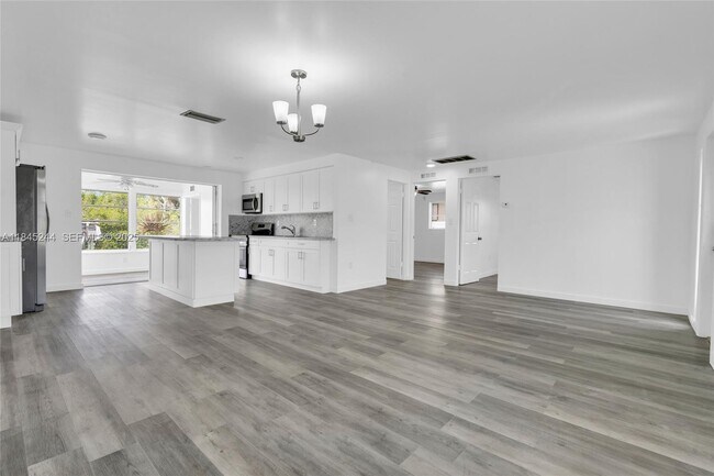 Building Photo - 644 Bonita Ct