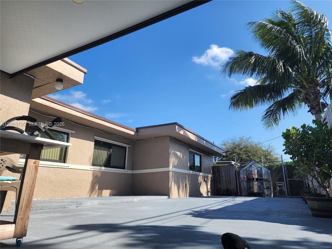 Foto del edificio - 3760 NW 197th St