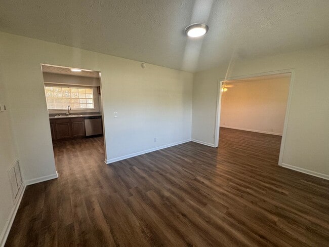 Building Photo - Move In Special! Coming Soon 4 Bed / 2 Bat...