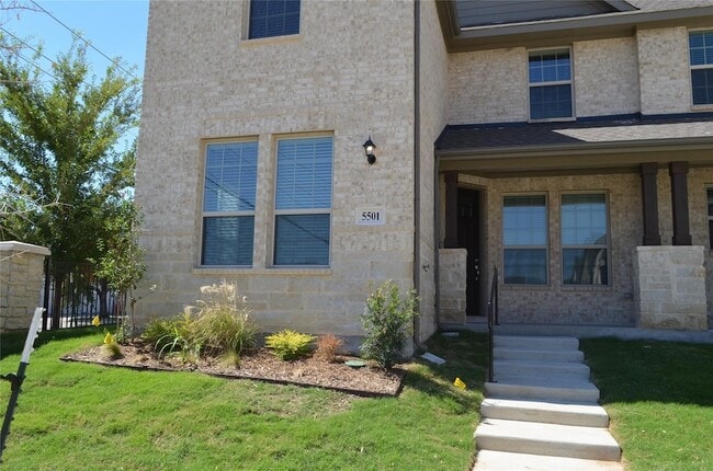 Foto del edificio - 5501 Crosby Dr