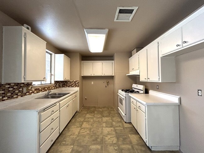 Building Photo - AVAILABLE NOW! 3 Bed 2 Bath Home in Desert...