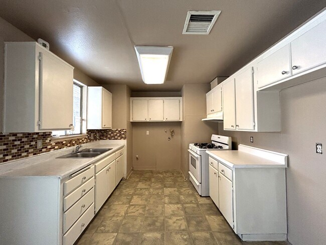 Foto del edificio - AVAILABLE NOW! 3 Bed 2 Bath Home in Desert...