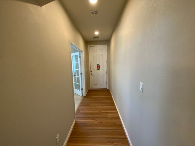 Foto del edificio - 3 Bedroom Single Story Home in Loma Colora...