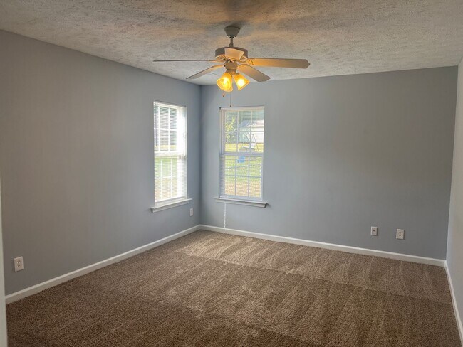 Building Photo - Large Living Room & Kitchen!