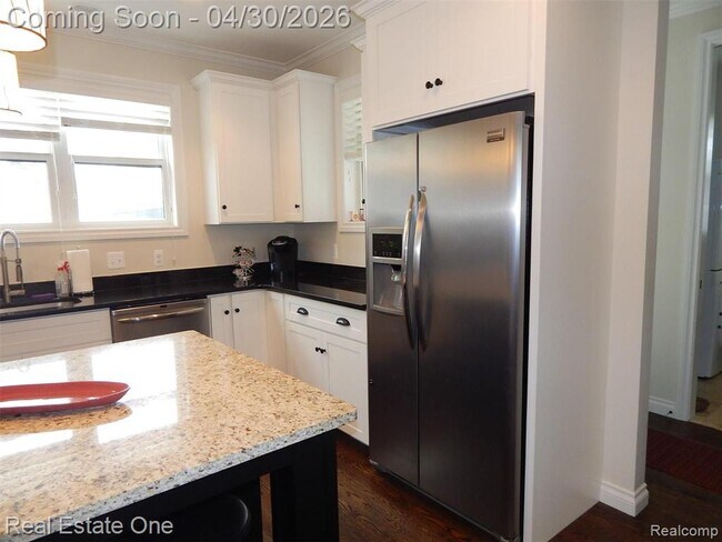 Building Photo - 714 E University Ave