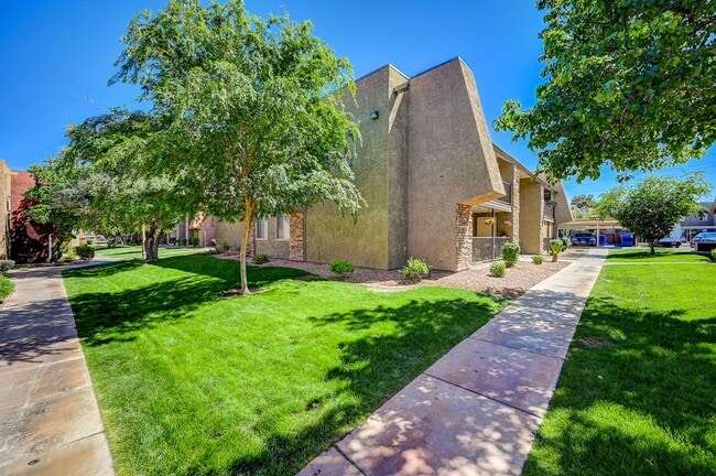 Foto del edificio - GATED COMMUNITY CONDO WITH BRAND NEW UPGRADES THROUGHOUT