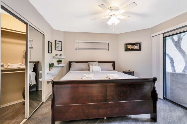 Cama King - 2228 N 52nd St