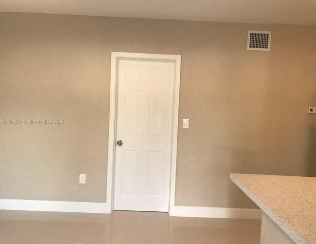 Foto del edificio - 2900 NW 30th St