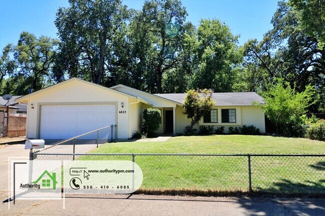 Foto del edificio - 6822 Creekside - Large trees at this prope...