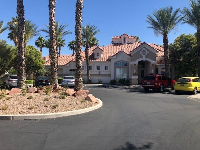 Foto del edificio - Great Condo, Convenient Location in a Gated Community