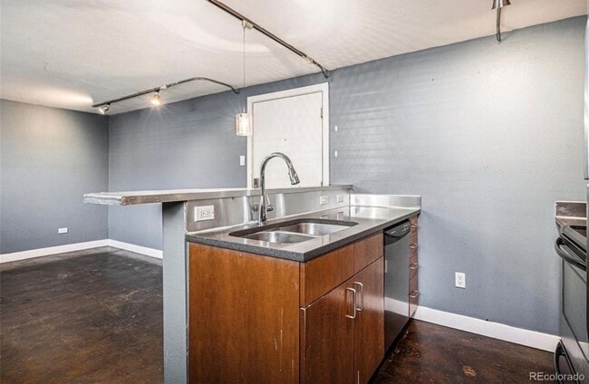 Building Photo - Great Capital Hill 1 Bedroom Garden Level Condo/ Utilities Included