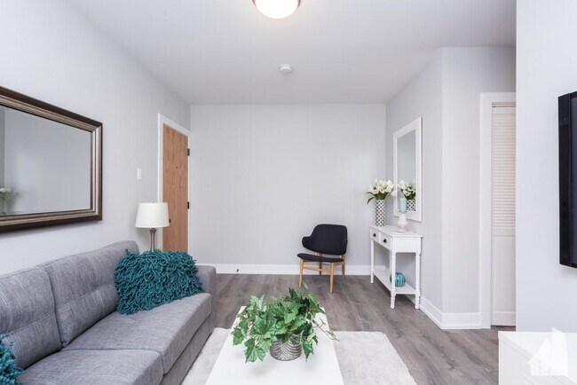 Building Photo - 0 bedroom in Chicago IL 60614