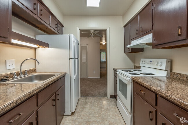 2BR, 1.5BA - 875SF - Kitchen - Wilmington Pointe