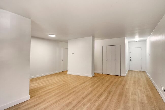 Building Photo - 2400 Av. Van Horne