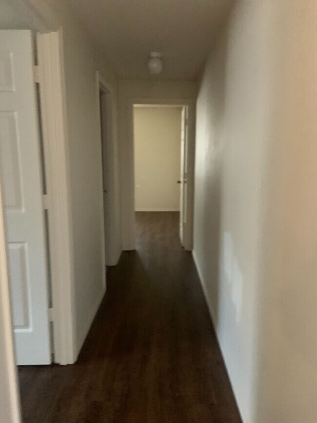 Foto del edificio - 2 bed, 1 bath Duplex with attached garage