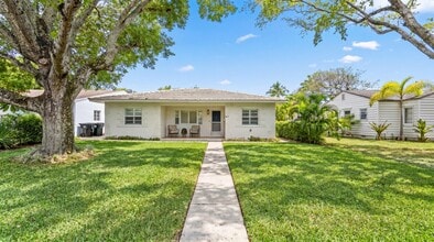 Building Photo - 611 N Palmway