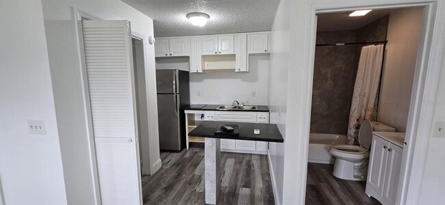 Foto del edificio - 669 Royalty Ct