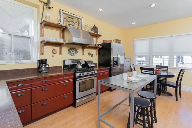 Cocina comedor completamente equipada - 1216 W Newport Ave