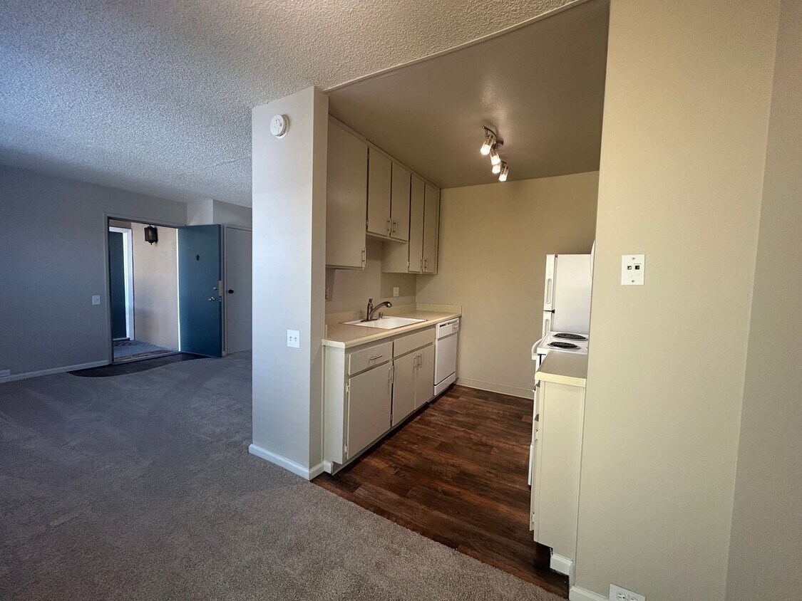 Building Photo - Near Everything, All Amenities!  1616 Q St...