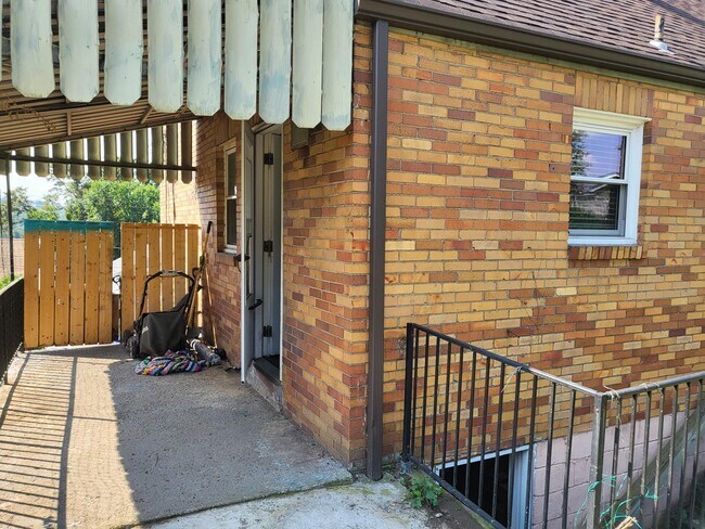 Side porch - 2911 Daniels St