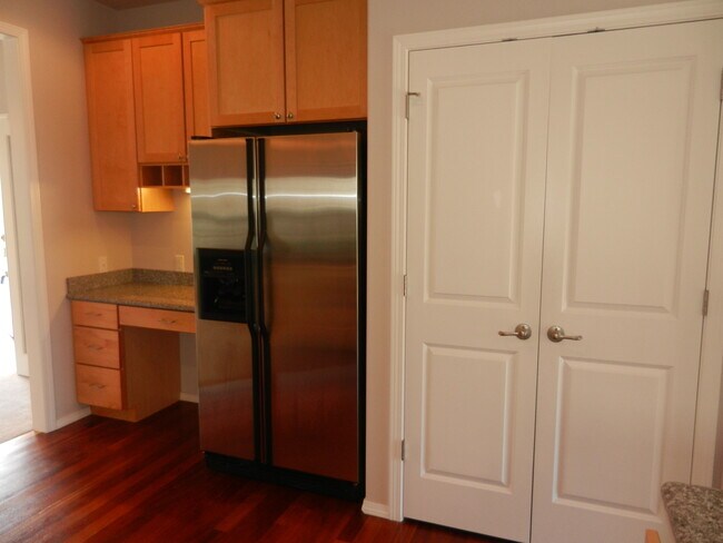 Foto del edificio - Large 4 Bed 2.5 Bath Home in Lakeshore!