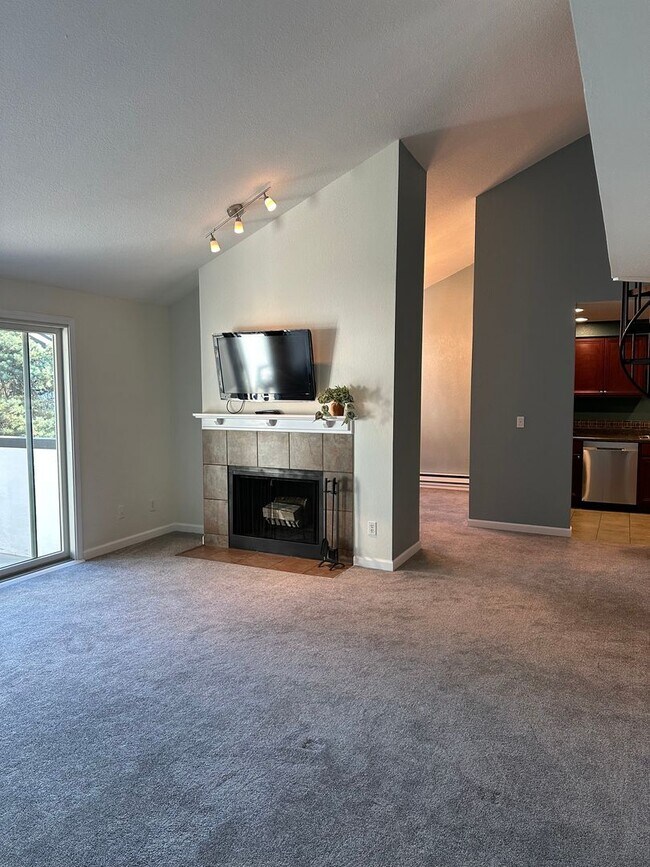 Foto del edificio - Colonial Square Top Floor Condo for Rent