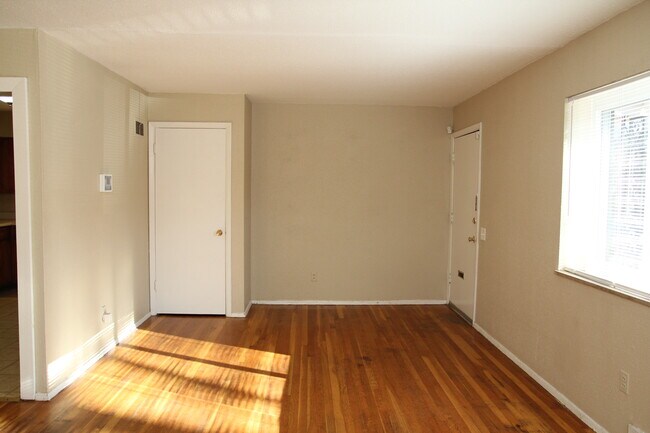 Foto del edificio - 7101 Amherst Ave