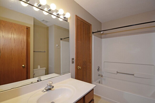 Foto del edificio - Available 05/01 2BD Woodbury Townhome Near...