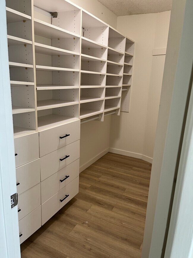 Foto del edificio - 5400 Newcastle Ave